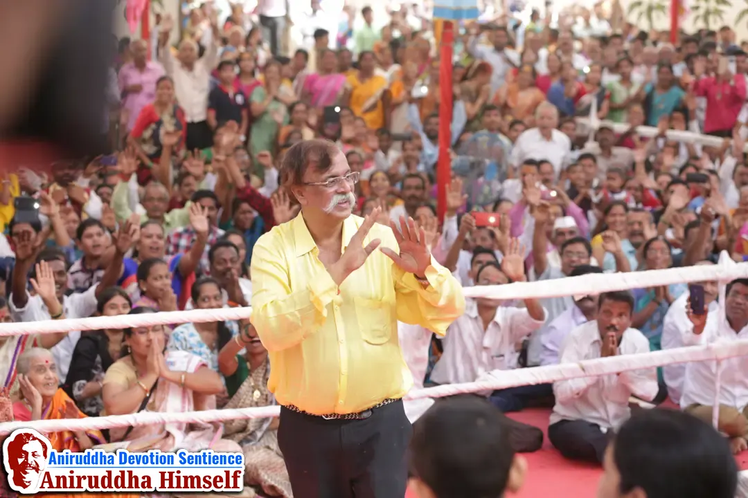 Sadguru Shree Aniruddha Bapu blessing Shraddhavans at Shree Harigurugram on the occasion of Shree Aniruddha Pournima