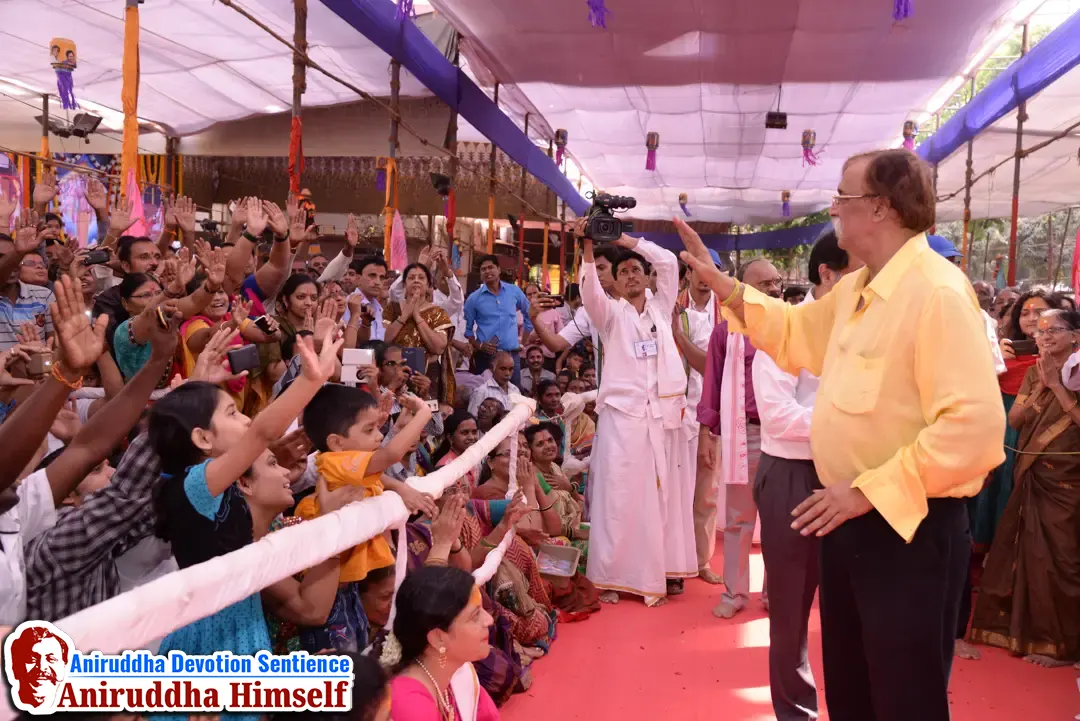 Sadguru Shree Aniruddha Bapu blessing Shraddhavans at Shree Harigurugram on the occasion of Shree Aniruddha Pournima