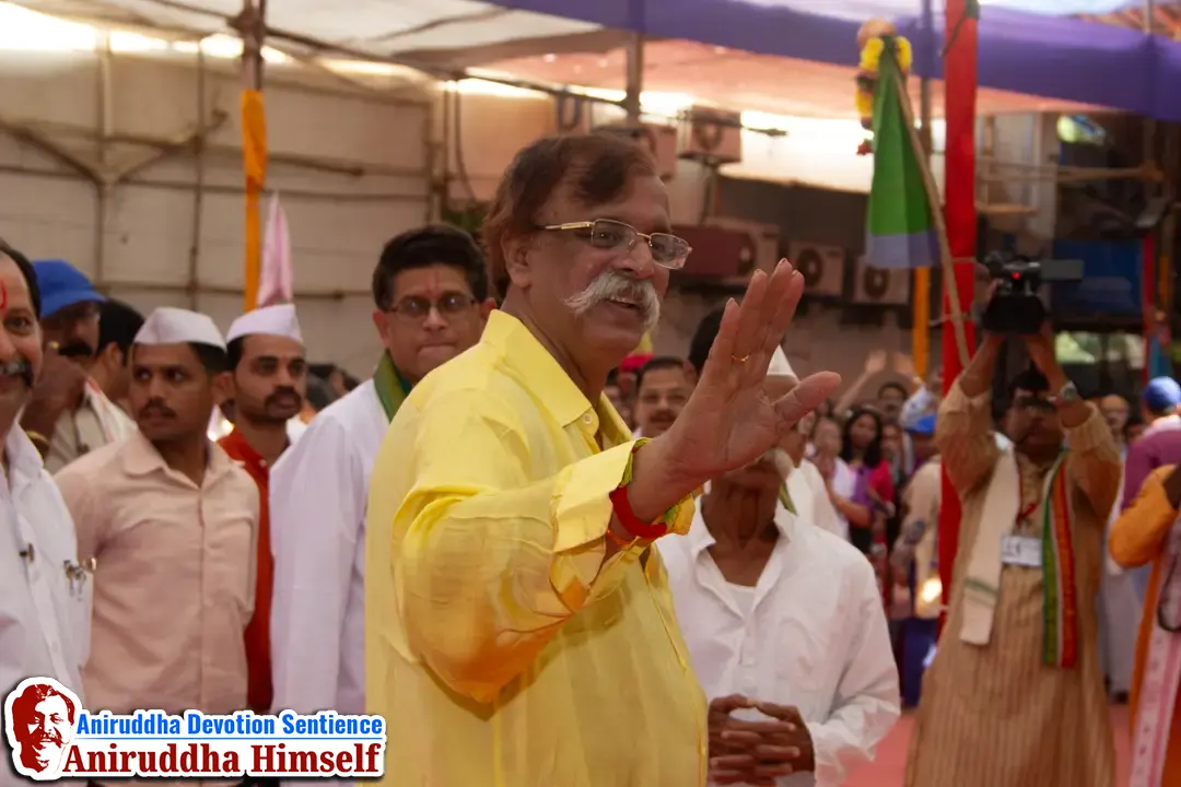Sadguru Shree Aniruddha Bapu blessing Shraddhavans at Shree Harigurugram on the occasion of Shree Aniruddha Pournima