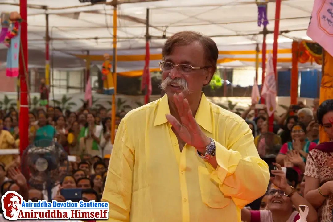 Sadguru Shree Aniruddha Bapu blessing Shraddhavans at Shree Harigurugram on the occasion of Shree Aniruddha Pournima
