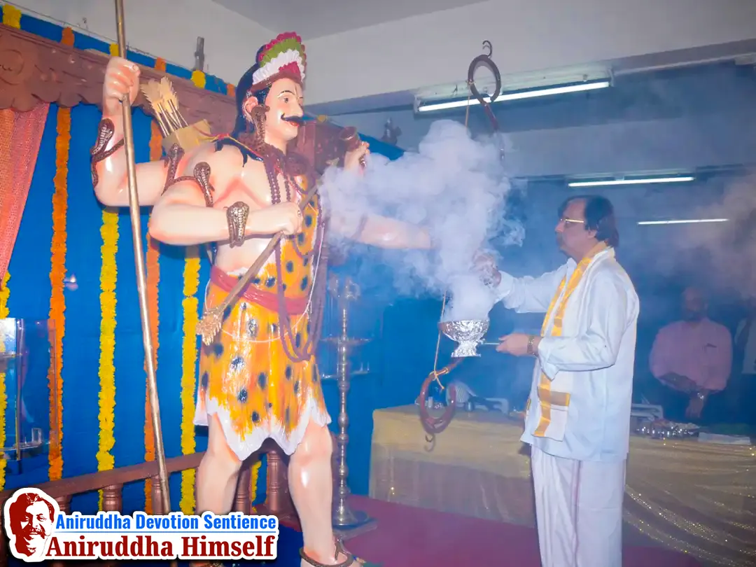 Sadguru Shree Aniruddha Bapu performing the poojan of Bhagwan Shree Kiratrudra during the auspicious Aniruddha Pournima Utsav at Shree Harigurugram