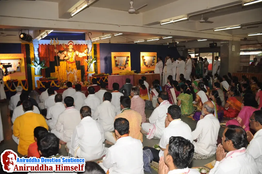 Shraddhavans performing the poojan of Bhagwan Shree Kiratrudra during the auspicious Aniruddha Pournima Utsav at Shree Harigurugram