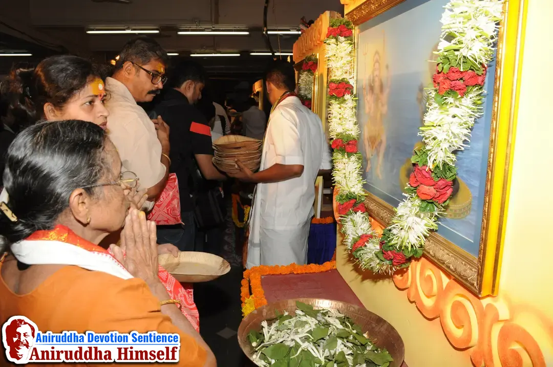 Shraddhavans performing the poojan of Bhagwan Shree Kiratrudra during the auspicious Aniruddha Pournima Utsav at Shree Harigurugram