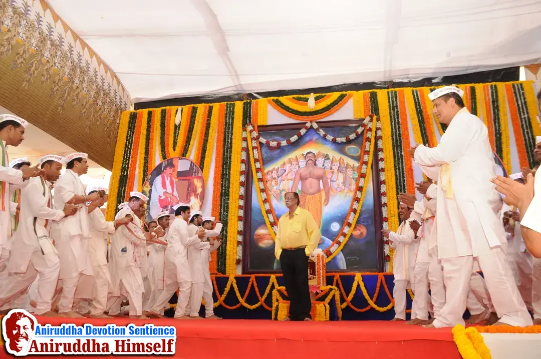 Shraddhavans devotedly perform Garhane in the presence of Sadguru Shree Aniruddha Bapu during Aniruddha Pournima at Shree Harigurugram