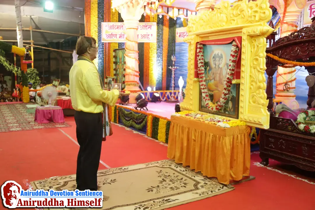 Sadguru Aniruddha Bapu Performing Aarti