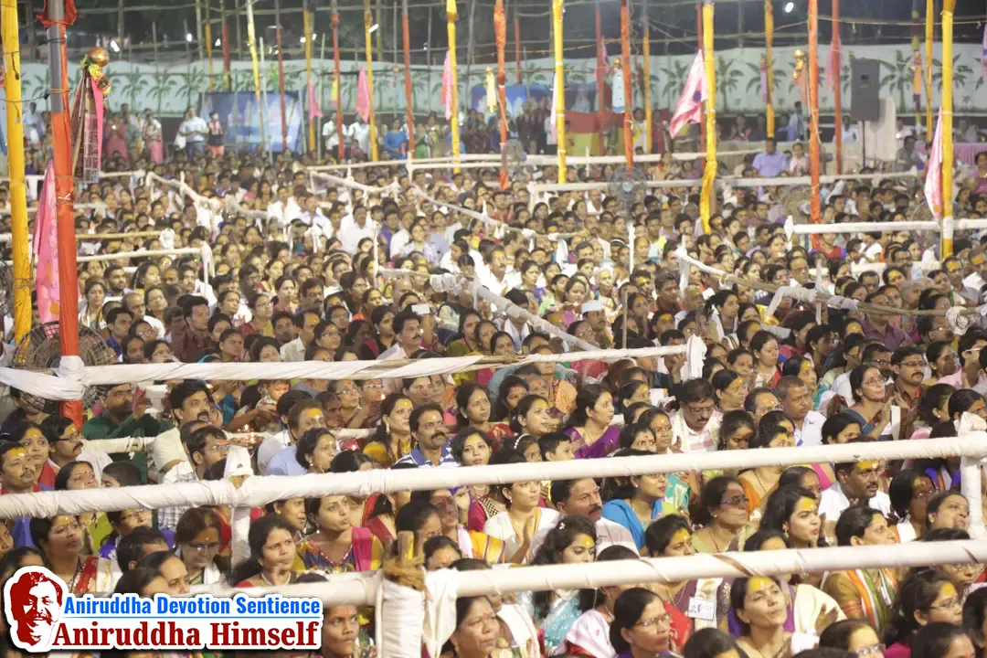 Shraddhavans attending the Maha aarti at Shree Harigurugram on the occasion of Shree Aniruddha Pournima
