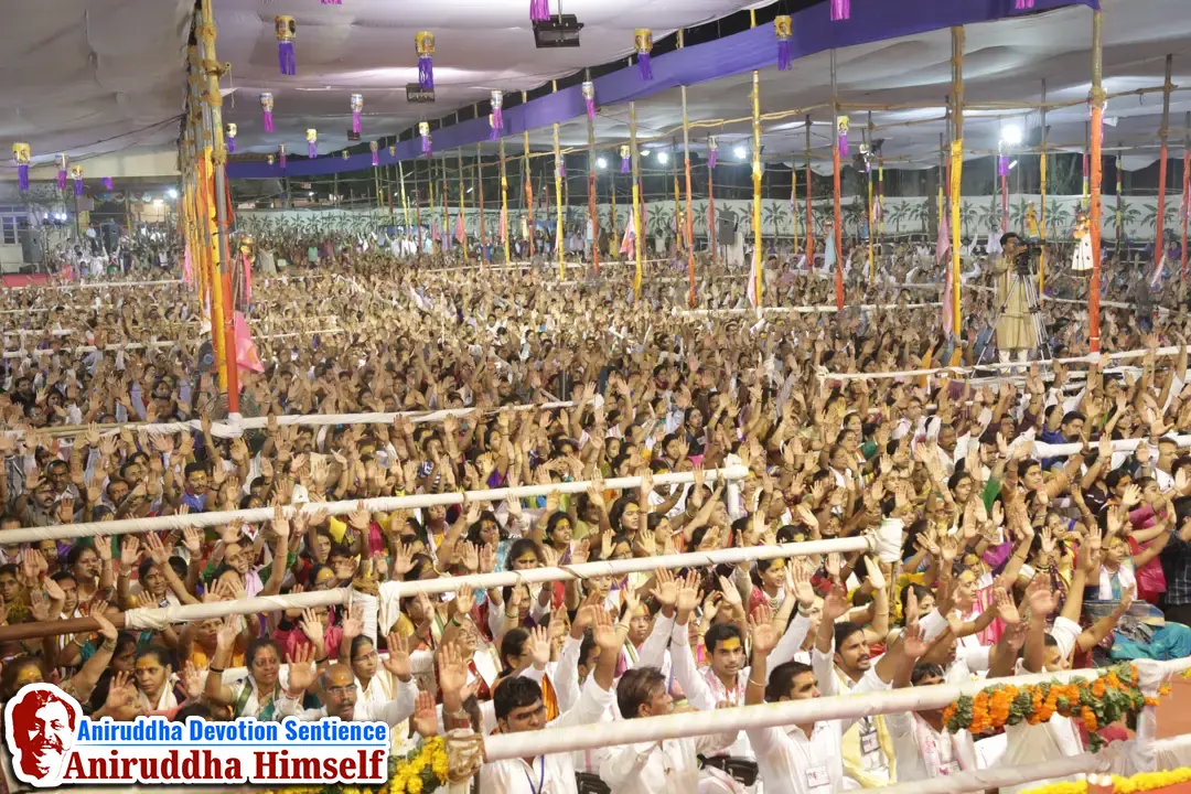 Shraddhavans attending the Maha aarti at Shree Harigurugram on the occasion of Shree Aniruddha Pournima