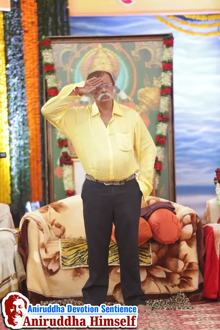 Sadguru Shree Aniruddha saluting the DMVs of Aniruddha Parade