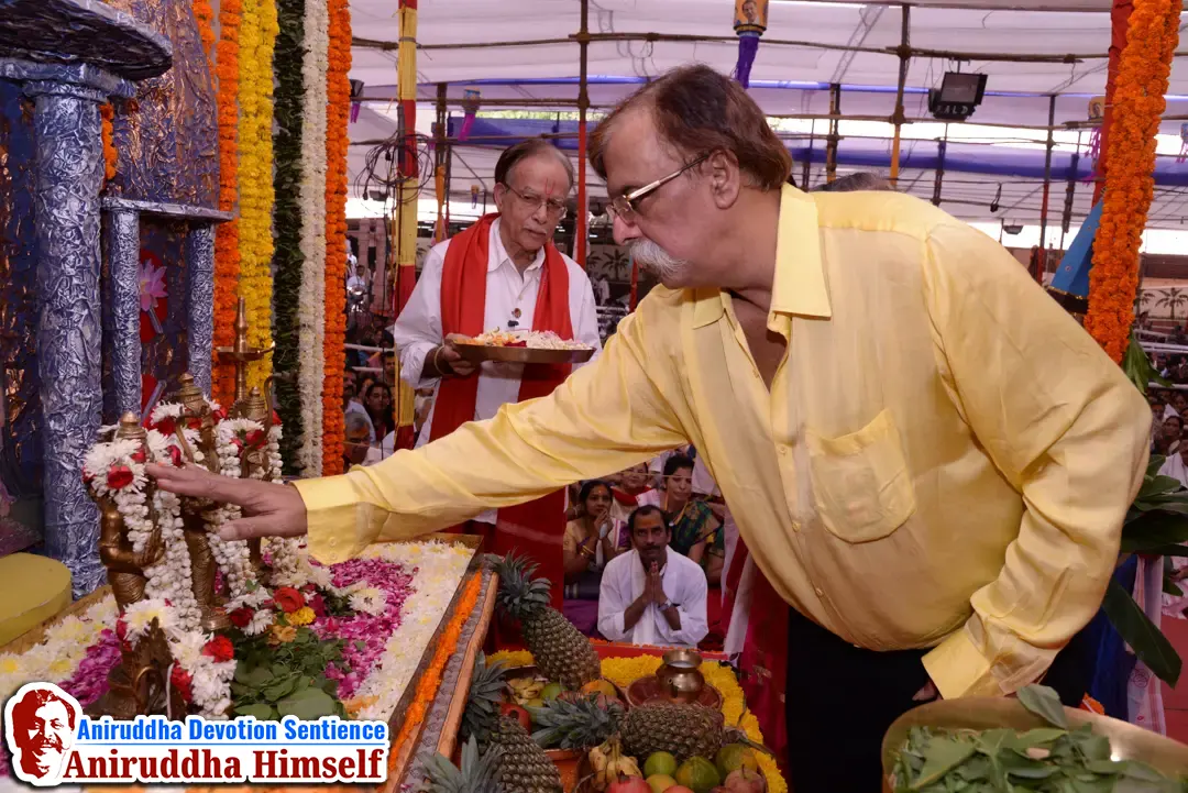 On the auspicious day of Aniruddha Pournima Utsav, Sadguru Shree Aniruddha Bapu is performing Abhishek on the idol of Shree Ram in the Ramraksha Pathan Kaksha at Shreeharigurugram, Bandra E.