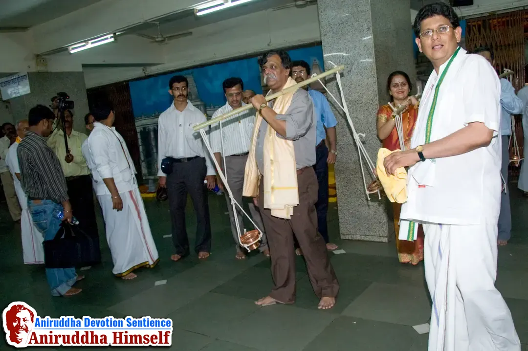 Sadguru Aniruddha Bapu performing "Kashi Rameshwar Kaavad yatra"