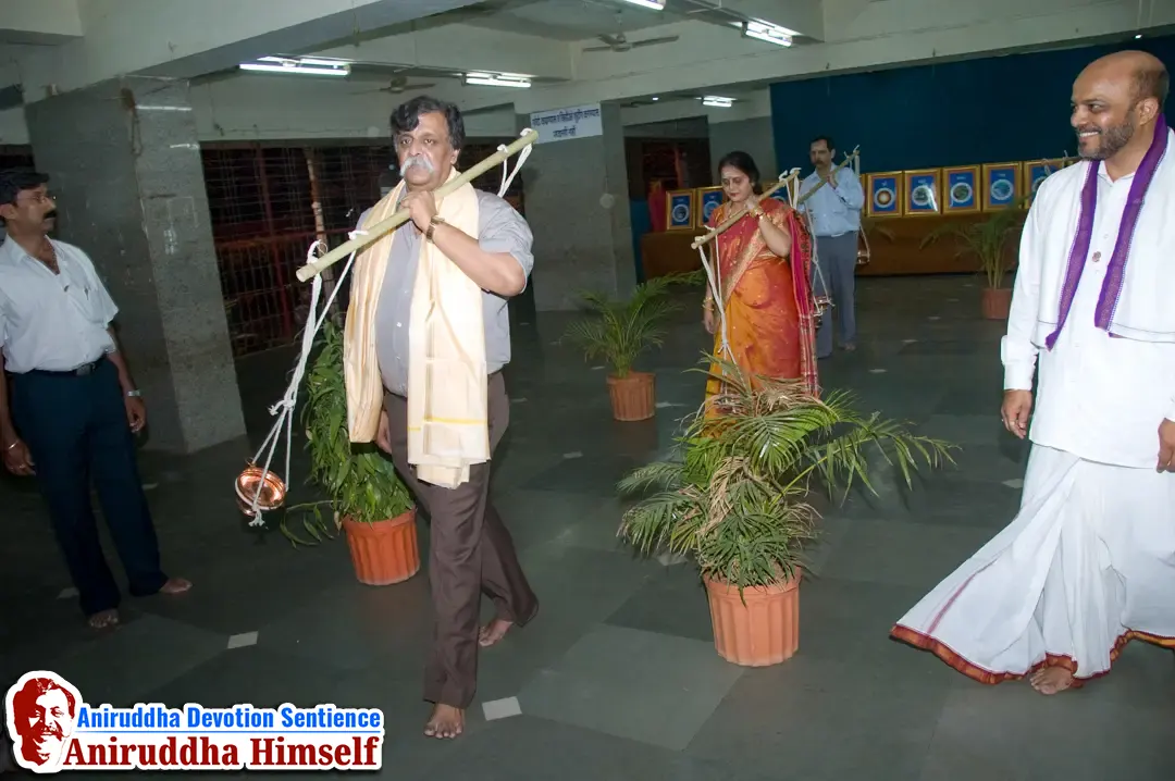 Sadguru Aniruddha Bapu performing "Kashi Rameshwar Kaavad yatra"