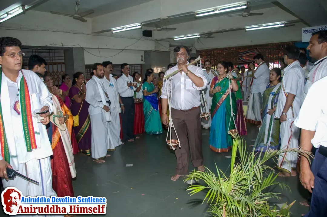 Sadguru Aniruddha Bapu performing "Kashi Rameshwar Kaavad yatra"