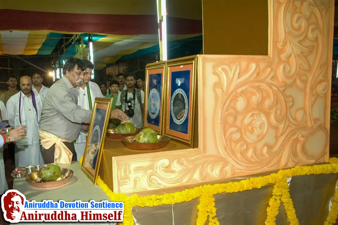Bapu performing Shree Dattatreya's 24 Guru's poojan during Shree Avadhoot Chintan Utsav at Shree Harigurugram in 2009