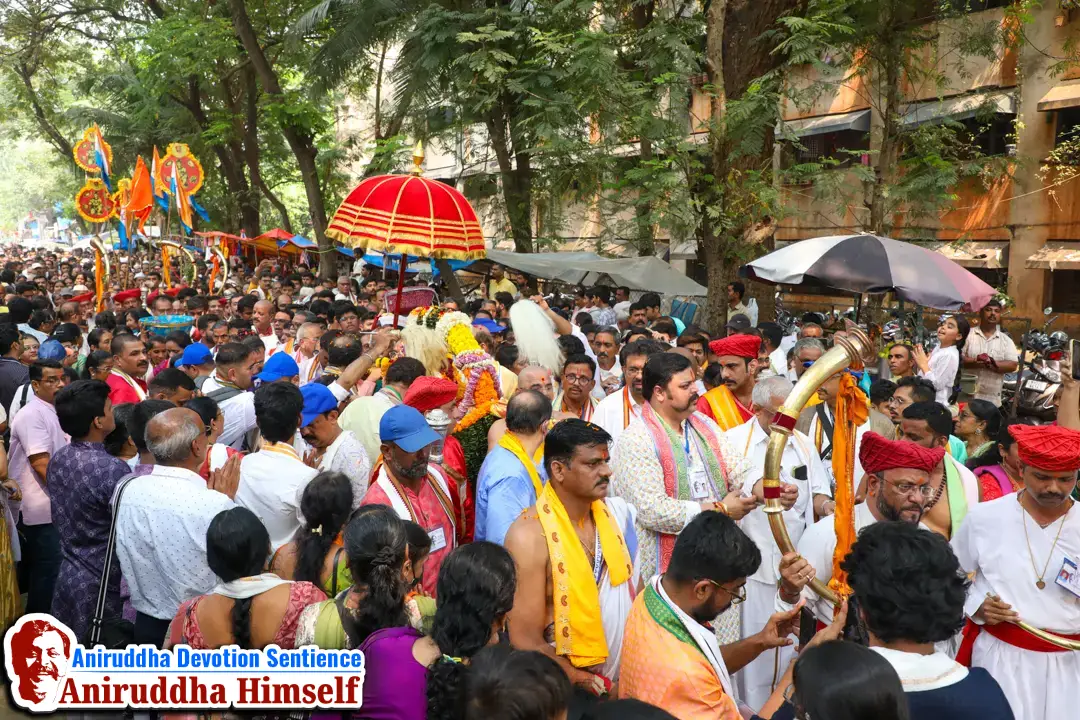 Shraddhavans devotedly participate in the Dhanvantari Palakhi Parikrama on the occasion of Shree Dhanalakshmi-Shreeyantra Poojan and Shree Dhanvantari Poojan at Shree Harigurugram