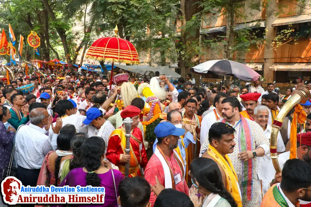 Shraddhavans devotedly participate in the Dhanvantari Palakhi Parikrama on the occasion of Shree Dhanalakshmi-Shreeyantra Poojan and Shree Dhanvantari Poojan at Shree Harigurugram