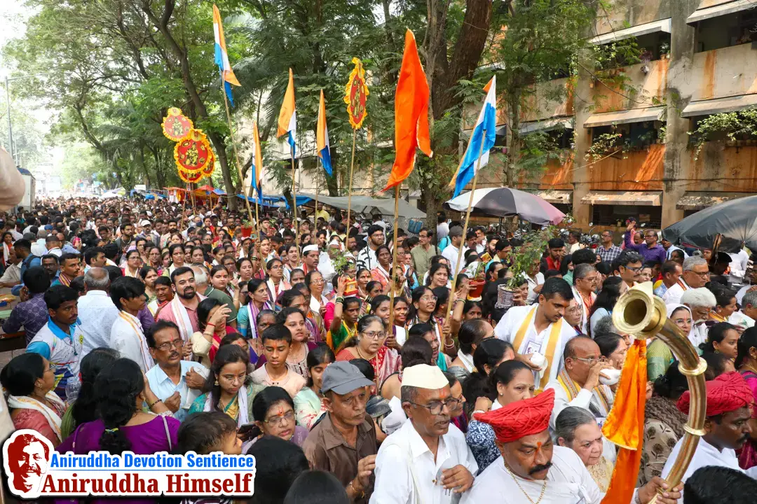 Shraddhavans devotedly participate in the Dhanvantari Palakhi Parikrama on the occasion of Shree Dhanalakshmi-Shreeyantra Poojan and Shree Dhanvantari Poojan at Shree Harigurugram