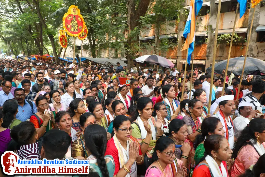 Shraddhavans devotedly participate in the Dhanvantari Palakhi Parikrama on the occasion of Shree Dhanalakshmi-Shreeyantra Poojan and Shree Dhanvantari Poojan at Shree Harigurugram