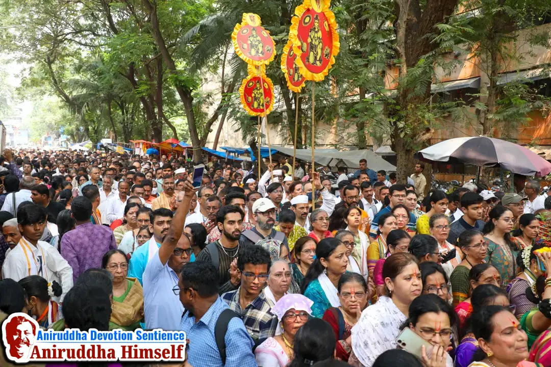 Shraddhavans devotedly participate in the Dhanvantari Palakhi Parikrama on the occasion of Shree Dhanalakshmi-Shreeyantra Poojan and Shree Dhanvantari Poojan at Shree Harigurugram