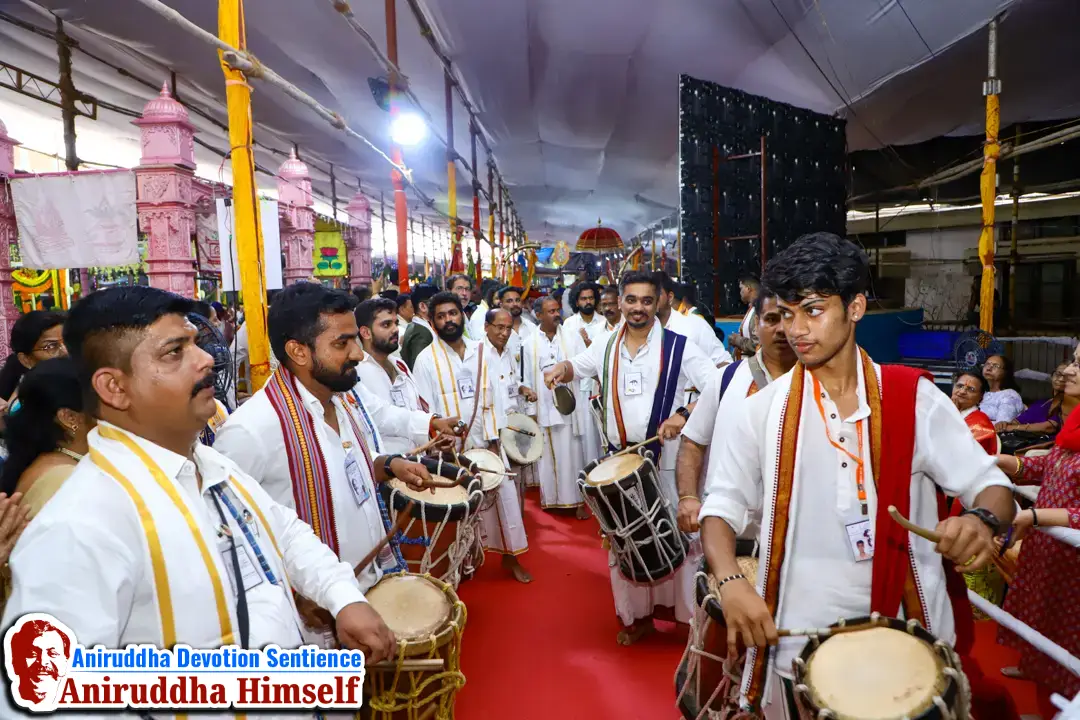 Shraddhavans devotedly participate in the Dhanvantari Palakhi Parikrama on the occasion of Shree Dhanalakshmi-Shreeyantra Poojan and Shree Dhanvantari Poojan at Shree Harigurugram