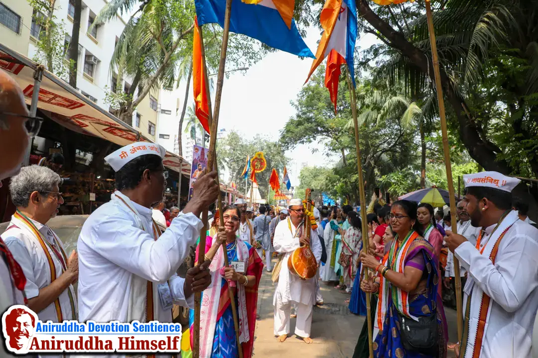 Shraddhavans devotedly participate in the Dhanvantari Palakhi Parikrama on the occasion of Shree Dhanalakshmi-Shreeyantra Poojan and Shree Dhanvantari Poojan at Shree Harigurugram