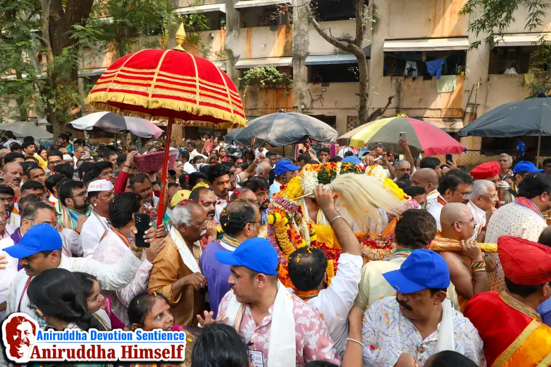 Shraddhavans devotedly participate in the Dhanvantari Palakhi Parikrama on the occasion of Shree Dhanalakshmi-Shreeyantra Poojan and Shree Dhanvantari Poojan at Shree Harigurugram
