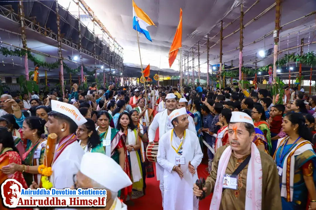 Shraddhavans devotedly participate in the Dhanvantari Palakhi Parikrama on the occasion of Shree Dhanalakshmi-Shreeyantra Poojan and Shree Dhanvantari Poojan at Shree Harigurugram