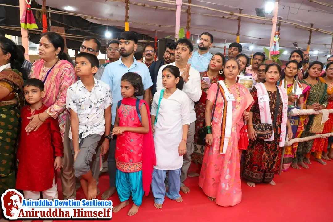 Shraddhavans devotedly participate in the Dhanvantari Palakhi Parikrama on the occasion of Shree Dhanalakshmi-Shreeyantra Poojan and Shree Dhanvantari Poojan at Shree Harigurugram
