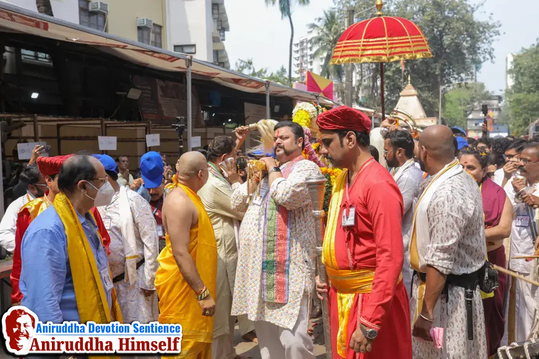 Shraddhavans devotedly participate in the Dhanvantari Palakhi Parikrama on the occasion of Shree Dhanalakshmi-Shreeyantra Poojan and Shree Dhanvantari Poojan at Shree Harigurugram