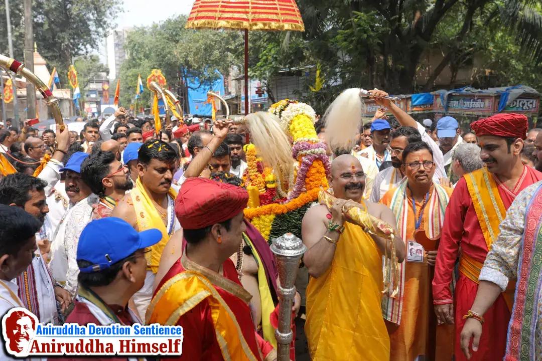Shraddhavans devotedly participate in the Dhanvantari Palakhi Parikrama on the occasion of Shree Dhanalakshmi-Shreeyantra Poojan and Shree Dhanvantari Poojan at Shree Harigurugram