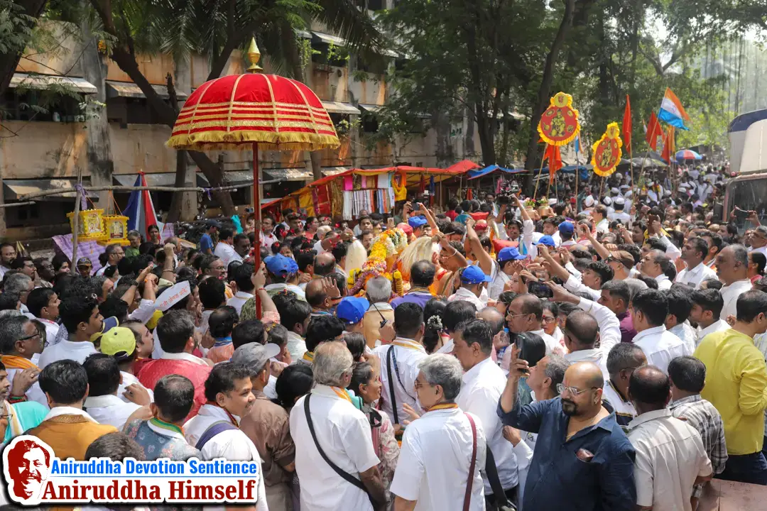 Shraddhavans devotedly participate in the Dhanvantari Palakhi Parikrama on the occasion of Shree Dhanalakshmi-Shreeyantra Poojan and Shree Dhanvantari Poojan at Shree Harigurugram