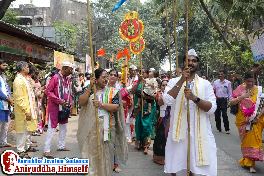 Shraddhavans devotedly participate in the Dhanvantari Palakhi Parikrama on the occasion of Shree Dhanalakshmi-Shreeyantra Poojan and Shree Dhanvantari Poojan at Shree Harigurugram