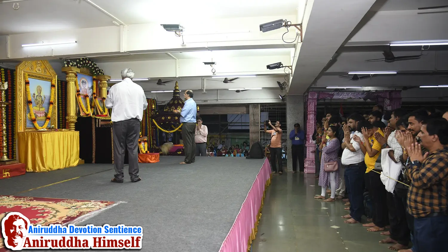Shraddhavans performing aarti at Shree Harigurugram