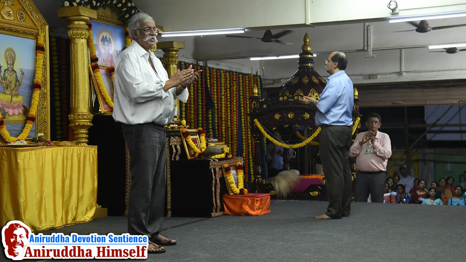 Samir dada and Shraddhavans performing aarti at Shree Harigurugram
