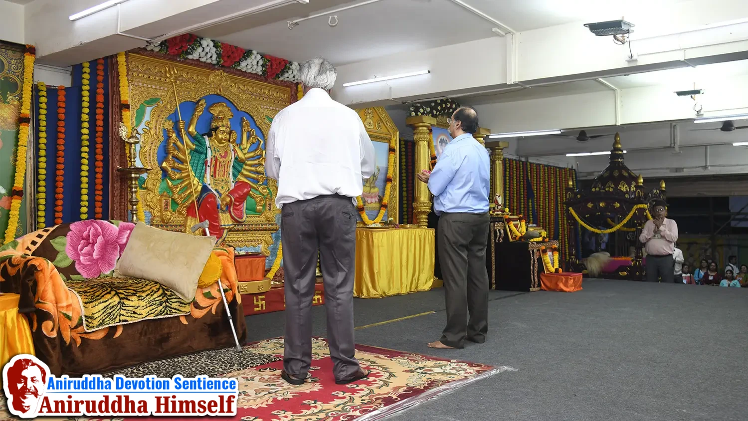 Samir dada and Shraddhavans performing aarti at Shree Harigurugram