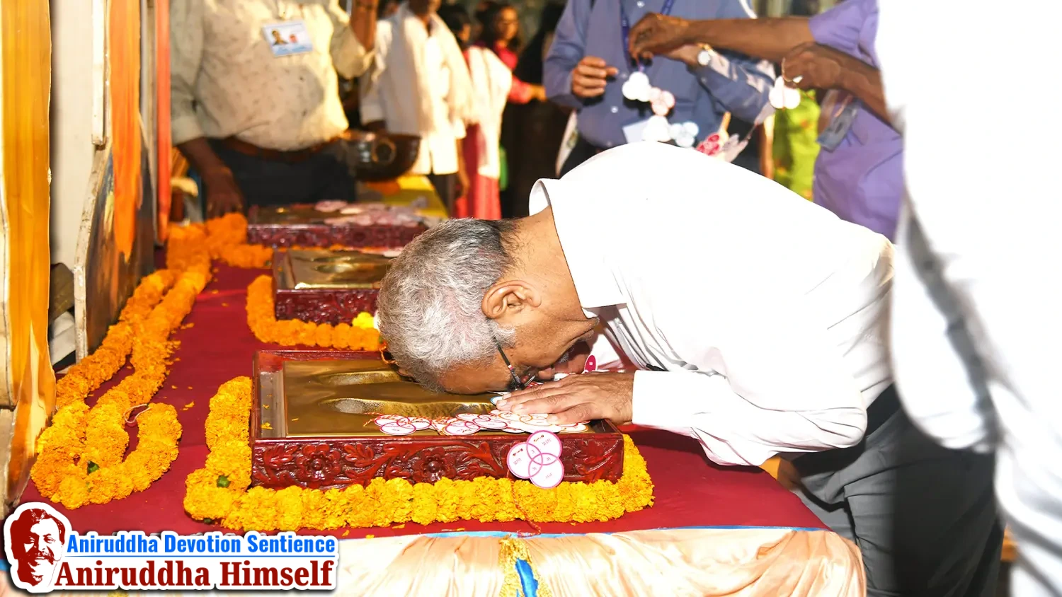 Shraddhavans taking darshan of Sadguru Aniruddha Bapu's charan mudra