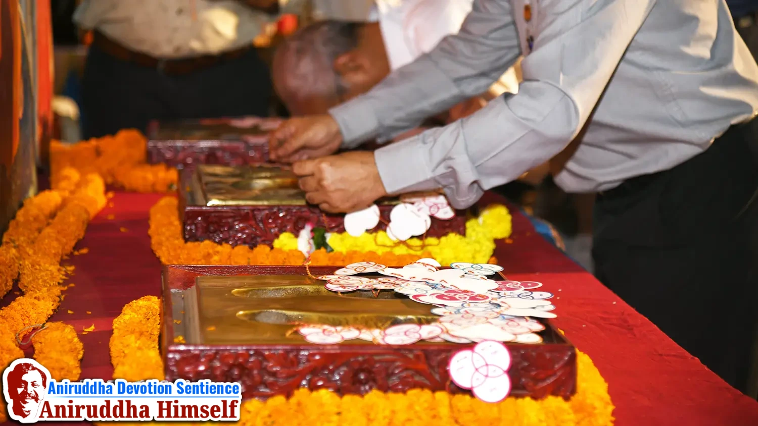 Shraddhavans taking darshan of Sadguru Aniruddha Bapu's charan mudra