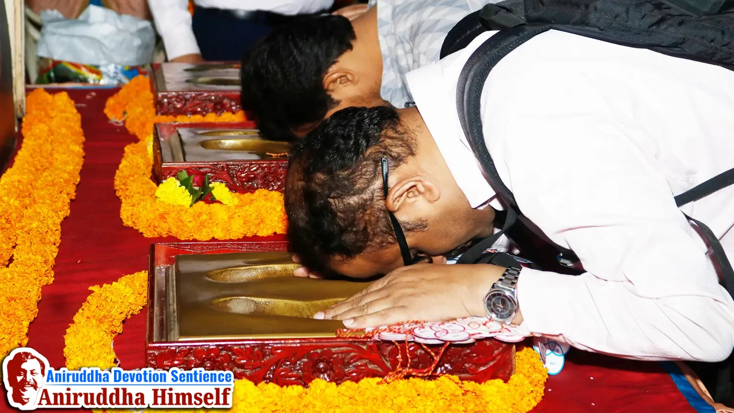 Shraddhavans taking darshan of Sadguru Aniruddha Bapu's charan mudra