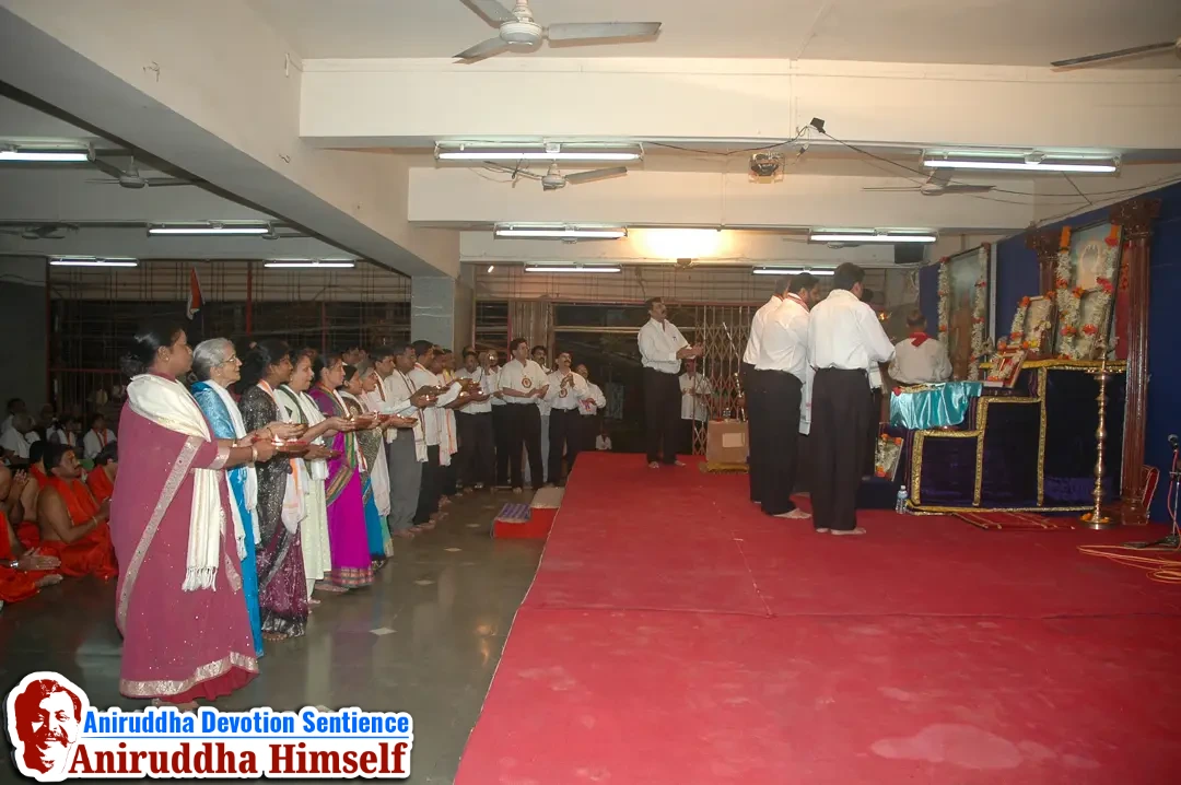 Shraddhavans performing aarti with Sadguru Aniruddha Bapu at Shree Harigurugram