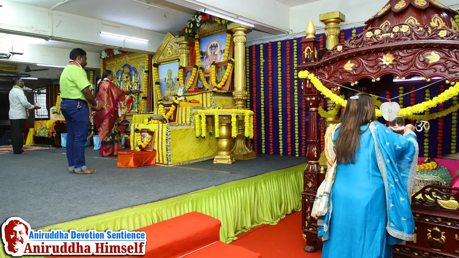 Shraddhavans performing aarti with Sadguru Aniruddha Bapu at Shree Harigurugram