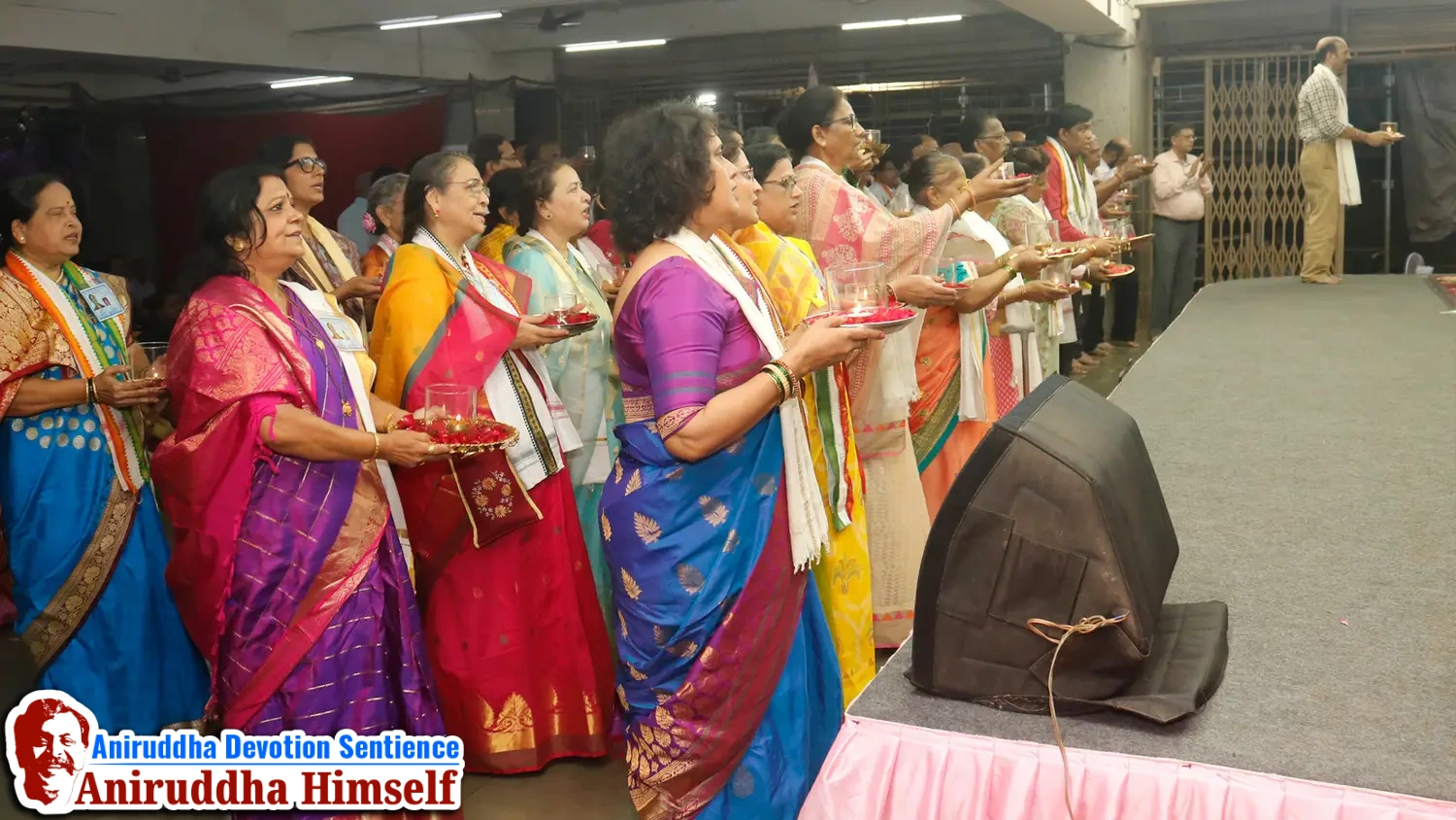 Shraddhavans performing aarti with Sadguru Aniruddha Bapu at Shree Harigurugram