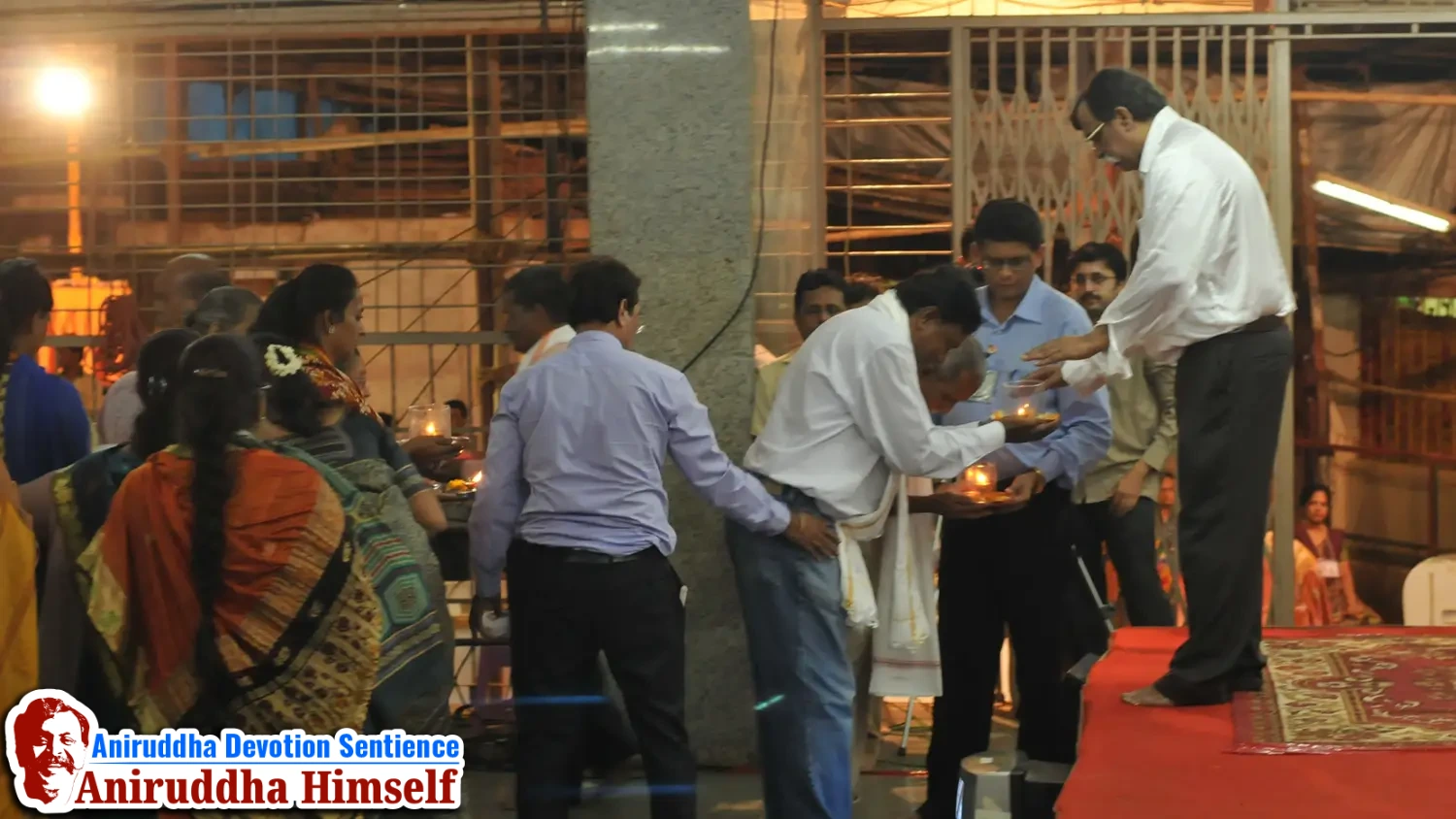 Shraddhavans performing aarti with Sadguru Aniruddha Bapu at Shree Harigurugram