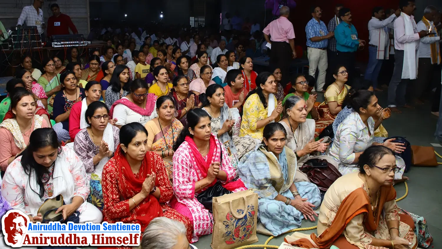 Shraddhavans performing aarti with Sadguru Aniruddha Bapu at Shree Harigurugram