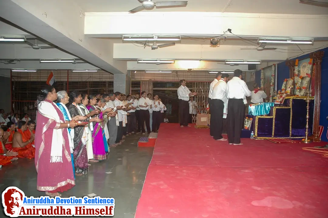 Shraddhavans performing aarti with Sadguru Aniruddha Bapu at Shree Harigurugram