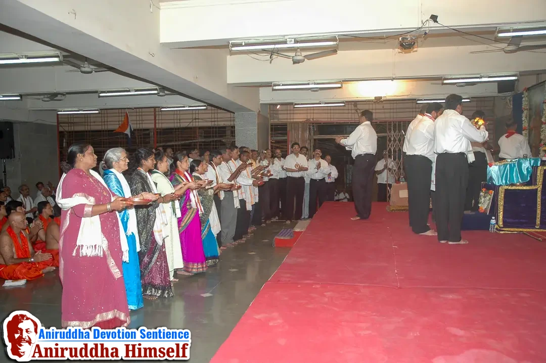 Shraddhavans performing aarti with Sadguru Aniruddha Bapu at Shree Harigurugram