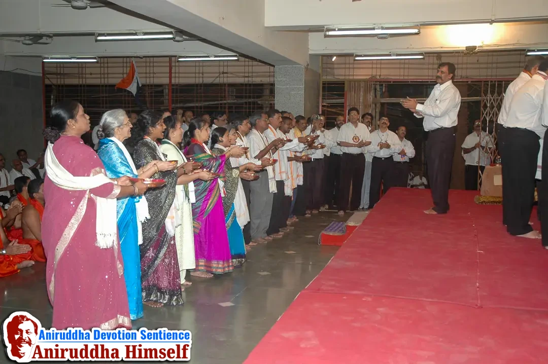 Shraddhavans performing aarti with Sadguru Aniruddha Bapu at Shree Harigurugram