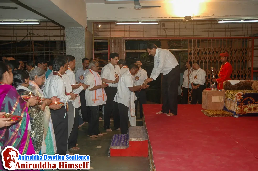 Shraddhavans performing aarti with Sadguru Aniruddha Bapu at Shree Harigurugram