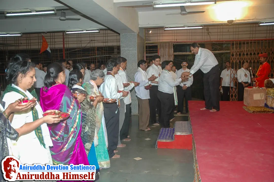 Shraddhavans performing aarti with Sadguru Aniruddha Bapu at Shree Harigurugram