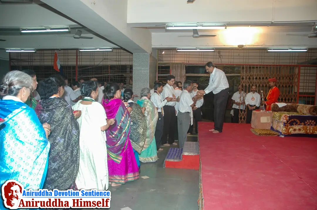 Shraddhavans performing aarti with Sadguru Aniruddha Bapu at Shree Harigurugram