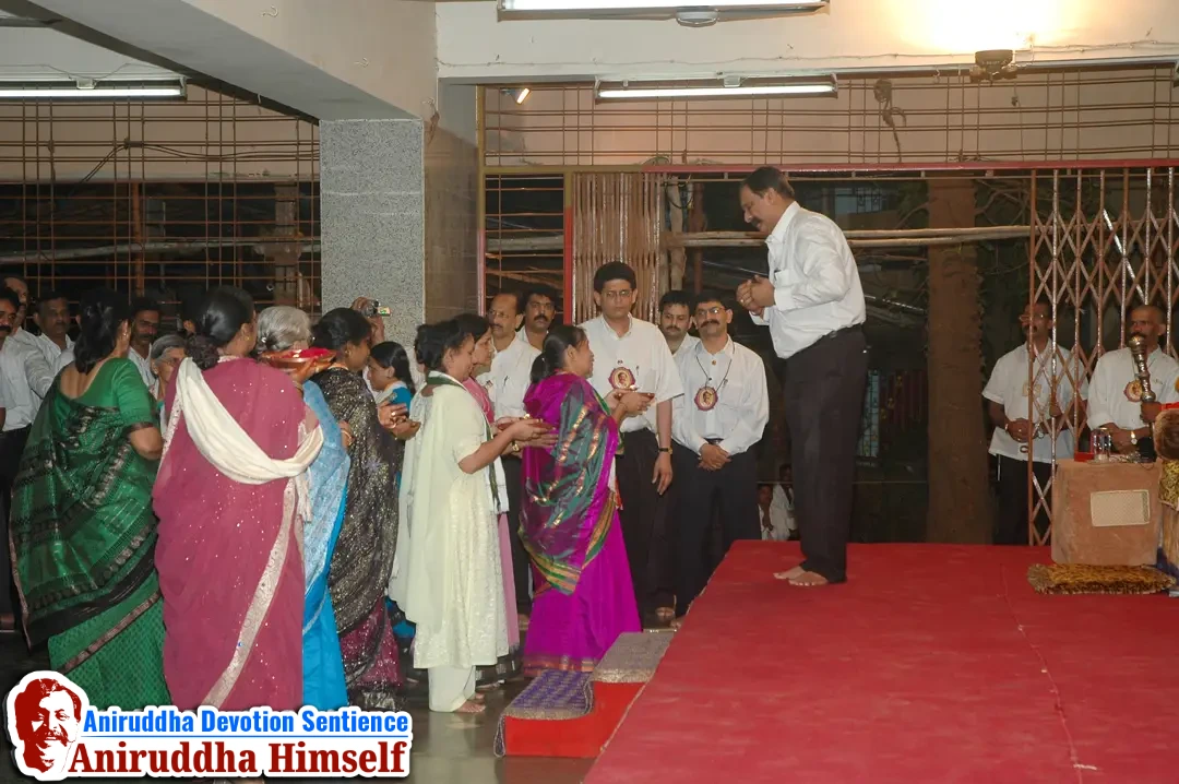 Shraddhavans performing aarti with Sadguru Aniruddha Bapu at Shree Harigurugram