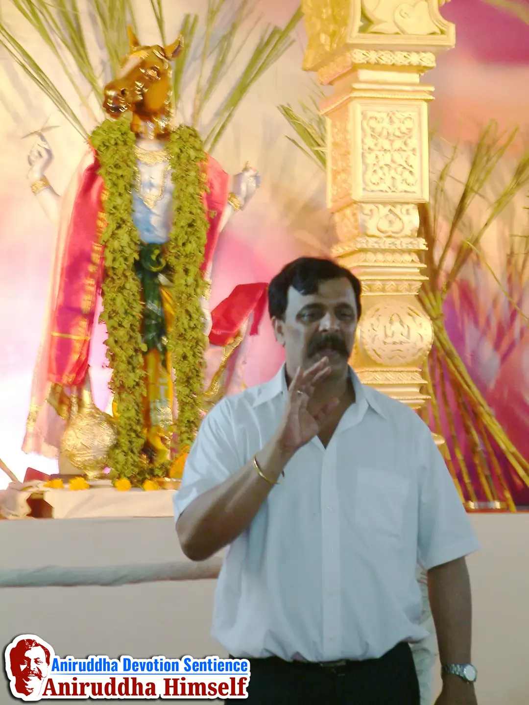 Sadguru Shree Aniruddha Bapu blessing devotees at Shree Jagannath Ashtatirthadham Mahotsav - 2003